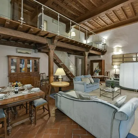 Caravaggio Frescoed Big Loft In Oltrarno Lägenhet